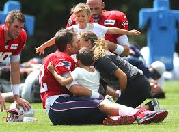 Giselle bundchen & tom brady are a power couple who's rein of the sports world and fashion world have taken us by storm. Gisele Bundchen Likes To Be Called A Bonus Mom To Tom Brady S Son Inside Her Motherhood