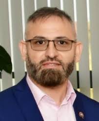 Un jurnalist și ONG-ist în Elveția, fost traseist politic din Bacău,  pretinde că s-a întâlnit cu Donald Trump și Emmanuel Macron. Nu a putut  furniza vreo dovadă