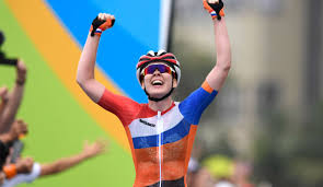 Annemiek van vleuten ihr sturz schockierte die sportwelt jetzt gewann sie gold welt. Van Vleutens Sturz Uberschattet Van Der Breggens Sieg