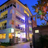 If you are driving to damrak inn hotel amsterdam, parking is available. 1