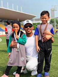 Pasangan selebriti, siti sarah dan shuib dipercayai dipanggil suruhanjaya pencegahan rasuah malaysia (sprm) hari ini setelah disyaki terlibat dalam kes pengubahan wang haram membabitkan perniagaan air yang dijalankan mereka. Siti Sarah Kongsi Menu Wajib Shuib Ketika Ramadan Murai My