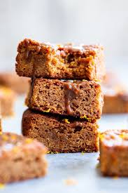 These Gooey Orange Caramel Blondies Are The Perfect Blend Of Sweet Caramel And Citrus Chewy Orange Blondies Are Swirled Rezept Fur Brownies Rezepte Brownies