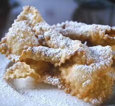 Le chiacchiere, conosciute anche come frappe, sono dei dolci fritti a base di pasta friabile, tipici del carnevale. Carnevale Tra Dolci Crostoli E Chiacchiere Date Ricette E Cenni Storici Della Festa Rovigo Informazioni Citta
