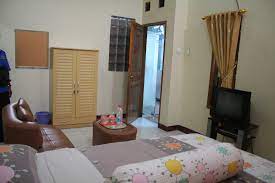 Pertama adalah makan, itu sangat cukup dan lebih dari cukup. Kamar Tidur Ada Ac