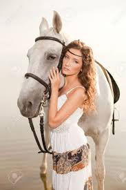 Si les matières sont multiples dans mon atelier, il est vrai que je me concentre en priorité vers les chevaux et les femmes. Belle Femme Sur Un Cheval Cavalier Femme A Cheval Sur La Plage Banque D Images Et Photos Libres De Droits Image 26681123