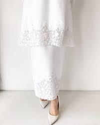 باجو كوروڠ) is a traditional malay costume which loosely translated as this type of costume is the national dress of malaysia. Merah Jambu Luxe Kurung Pahang One Of The Traditional Styles Of Sulam Sulam Goyang Is Known For Its Cla Nikah Dress Minimal Wedding Dress Malay Wedding Dress