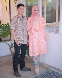 Baju serimbit untuk usia 40 th. 30 Model Batik Sarimbit Keluarga Couple Modern Terbaru