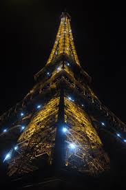 Berhubung dengan menara eiffel, hak cipta menara ini dimiliki oleh gustave eiffel dan beliau meninggal dunia pada tahun 1923, dan hak cipta tamat selepas 70 tahun, pada tahun 1993. Wanderer Achmedzubir