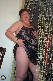 Curvy mature amateur in black lingerie - Mature.nl