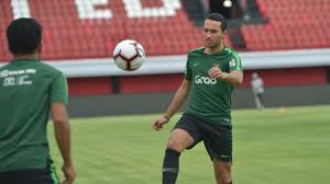 (9) giancarlo rodrigues (24) rizky eka pratama (23) bayu gatra (10) ezra walian (7) irsyad maulana (99) saldi (11) osas saha. Profil Ezra Walian Rekrutan Anyar Persib Bandung Resmi Bela Indonesia