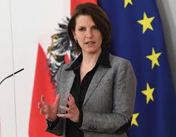 Anders als im nationalrat hatten im. Edstadler Will Grunen Pass Auf Nicht Eu Staaten Ausdehnen Corona Impfung Vienna At
