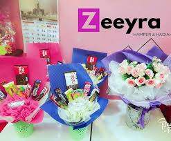 Ready Made Chocolate Bouquet Melaka Siap Alhamdulillah 0173054350zeeyrahamper Hampercoklatharijadimelaka Chocolate Bouquet Chocolate Gifts Hand Bouquet