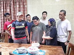 Beliau dilahirkan di kampung kota, permatang pasir, seberang perai, pulau pinang pada 4 ogos 1929. Nusa Mahsuri On Twitter Misbun Awalluddin Dato Misbun Dirai Datuk Misbunsidek Dan Datin Latifah Sidek Serta Keluarga Terdekat Dalam Suasana Meriah Malam Ini Https T Co Jnjvoshtcu