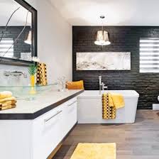Mur De Briques Peint En Noir Plancher En Erable Huile Et Douche En Ceramique Imitation Bois Voila Un Audacieux Mariage De Mat Home Decor Home Deco Sweet Home