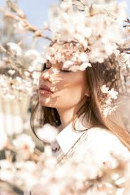 Una donna con i capelli che soffiano al vento foto