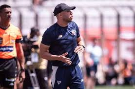 São Paulo anuncia renovação com técnico do sub-20