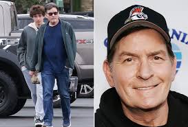 Charlie Sheen faz aparição rara com um dos gêmeos caçulas em meio à treta  com filha