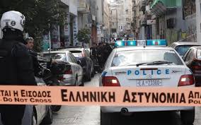 Στο σημείο έσπευσαν ισχυρές αστυνομικές δυνάμεις. A8hna Pyrobolismoi Se Polykatoikia Ston Alimo Typosthes