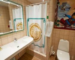 How to build a basic lego public bathroom which includes a toilet, sink, and other restroom accessories. Hotel Legoland Billund
