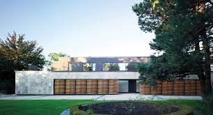 Nestled on toronto's prestigious bridle path, the echo house transformation by paul raff studio layers spaces and volumes to create a structure that quietly unfolds into the surrounding landscape. Echo House Paul Raff Architects
