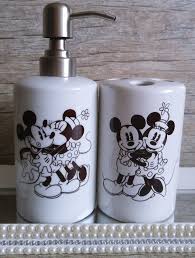 Kit Higiene Saboneteira P Escova Mickey Minnie Abraco No Elo7 Dasde Artes Table Decor 87574c Saboneteira Kit Higiene Kit Para Banheiro