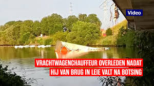 Vrachtwagen belandt in Leie na botsing op brug