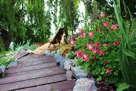 Chiar daca se poate construi pe el, spatiul din jurul casei are si potentialul de a deveni o mai jos vedem cateva sugestii pentru amenajarea unei gradini in panta prin care sa dati viata unui astfel de loc. Amenajari Gradini Proiectare Gradini Peisagist Costuri Proiect Gradina Design Si Amenajare Curte Firma Peisagistica Bucuresti