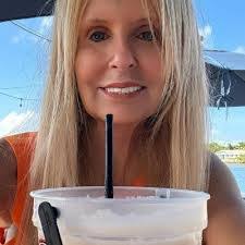 Robin Rowan's Instagram, Twitter & Facebook