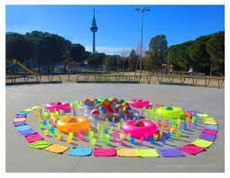 A través de estos materiales los niños/as puede argumentar y desarrollar su nivel de concentración y de imaginación. La Propuesta De Las Instalaciones De Juego Metaforas Del Encuentro Y La Vida De Relacion Arqa