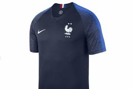 Bonjour , je suis de la nouvelle calédonie et j'aimerais bien acheter le nouveau maillot de l'équipe de france avec les deux étoile , je n'arrive pas a trouver un site ou je peux me faire livrer ici en nouvelle calédonie par colis , la plupart. Foot Bleus Pourquoi Le Maillot Deux Etoiles De L Equipe De France Est Introuvable Ou Presque France Football