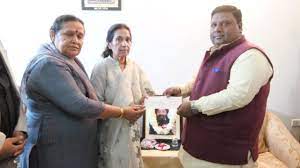 इमरान हुसैन ने कोरोना योद्धा के परिजनों को दिया 1 1 करोड़ का चेक, CM  केजरीवाल की मुहिम | CM Kejriwal started campaign Honor amount of Rs 1 crore  to the family