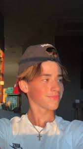 I Don T Wanna Be Your Friend I Wanna Kiss Your Lips Tiktok Andrew Harris Andrewharriiss Tiktok Watch Andrew Harris S Newest Tiktok Videos In 2020 Light Skin Boys Cute Guys Youtube Videos