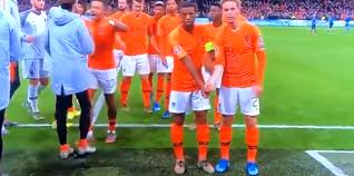 Frank de boer, były trener m.in. Czarnoskory Kapitan Reprezentacji Holandii Po Golu Zaprosil Kolege Do Cieszynki Manifestu Przeciwko Rasizmowi Na Stadionach Video Futbol Pilka Nozna