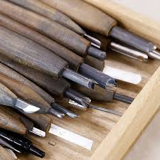 東京浅草の木目込桐工芸品箱長さんの仕事道具模様を彫り込む彫刻刀たちです 浅草 箱長 工芸品 仕事道具 彫刻刀 工場見学 お店のトップページはプロフィールのリンクからご覧ください yntour8821 道具 模様 工芸品