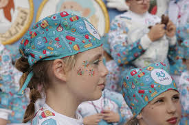Los 30 emisarios de la Enfermería derrochan kilos de ilusión en las calles  de Sevilla desde el cortejo de los Reyes Magos