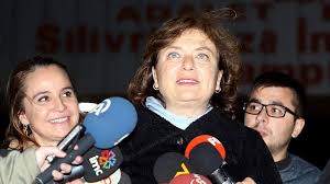 Can dündar, 1988 senesinde dilek dündar ile dünya evine. Firari Can Dundar In Esi Hakkinda Yakalama Karari Cikarildi