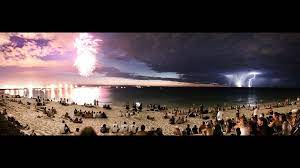 amazing photograph with fireworks a comet and lightning in the same shot ランダム写真 花火 風景