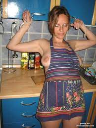 Reife Ehefrau macht nackt Ihre Hausarbeiten - Oma Porno Foto