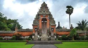 Masyarakat bali percaya, bahwa untuk menjalani jenis bangunan rumah adat bali. Rumah Adat Bali Nama Keunikan Gambar