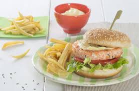Una alternativa semplice, veloce e golosa al classico hamburger di carne!si prepara con salmone fresco ed erbe aromatiche, che regalano all'hamburger un profumo intenso e un gusto saporito. Burger Di Salmone Con Maionese E Patatine Olio Cuore
