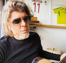 Branco Mello, do Titãs, recebe alta após ficar um mês internado para  tratamento de câncer