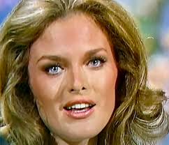 In S8E2 “the Soul Mate” Elaine has Carol, Gail, and Lisa over to her house.  Could it be Gail, is Gail her sister? If so, then we see what Gail looks  like.