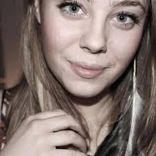 Andrea Morais's Instagram, Twitter & Facebook