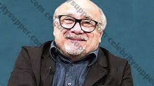 Daniel michael 'danny' devito, jr., popularly known as danny devito, is an american actor, comedian, director, and producer. Danny Devito Grosse Alter Frau Kinder Vermogen Vermogen Einkommensquellen Haus Autos Lebensstil Ausgaben Gehalt Beziehung Biografie Juni 2021