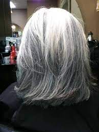 The ends are highlighted in blonde, and the appearance is cold, cool but very attractive. Must See 25 Bilder Von Grey Haircuts Bilder Haircuts Short White Hair Low Lights Hair White Hair With Lowlights