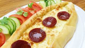 Video Und Rezept Turkische Pide Mit Kase Und Sucuk Club Of Cooks Rezept Turkisches Essen Rezepte Turkisches Essen Rezepte