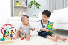 Perkembangan bayi 0 sampai 12 bulan, kapan bayi berguling, tengkurap, duduk, merangkak, berjalan. Perkembangan Bayi 9 Bulan Belum Bisa Duduk Harus Apa Bidan Sela Terdekat Di Margaasih