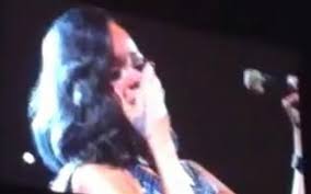Nhìn thấy fan khóc, Rihanna cũng bật khóc trên sân khấu