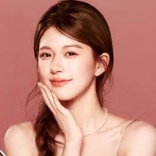 Lusi sent flowers to the drama of senior actor Wu Gang, who acted with her  in Hou Lang (GenZ) series and wished him success. Wu Gang supported Lusi's  The Story Of Pearl