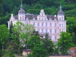 The screenplay by anderson is from a story by anderson and hugo guinness. Wo Ist Das Grand Budapest Hotel Aus Dem Gleichnamigen Beruhmten Film Zu Finden Budapest Besuchen